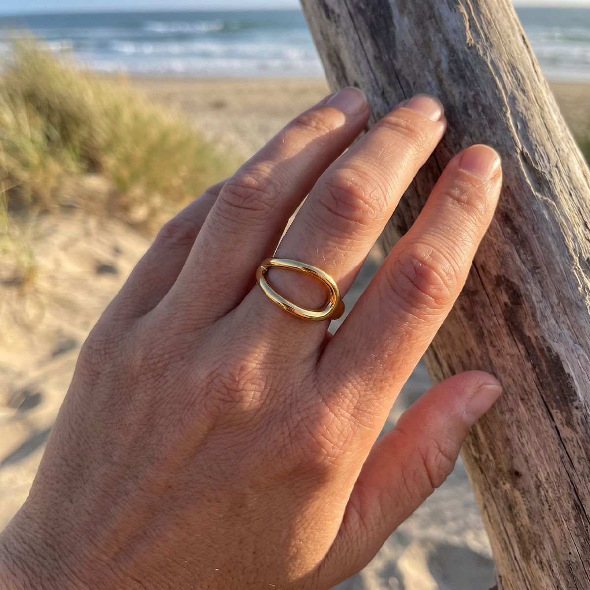 Nahele Curve Ring Gold lifestyle