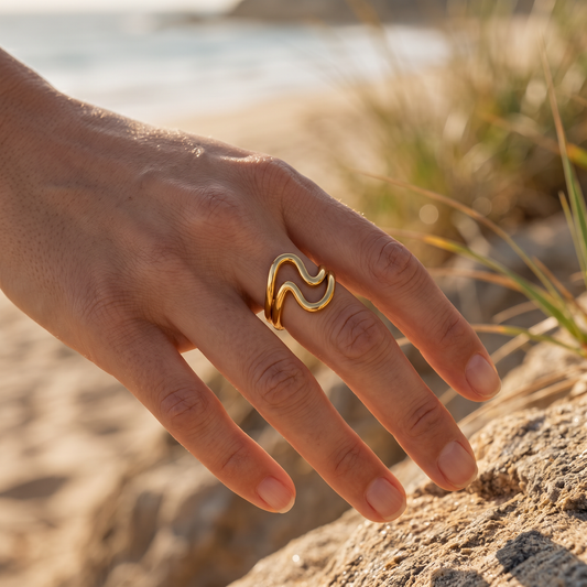 Isla Wave Ring Gold lifestyle
